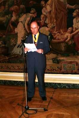 L’Académie du Vin de Bordeaux est heureuse de recevoir dans ce lieu prestigieux ceux qui viennent de tous les horizons pour évaluer la production viticole de l’année passée, pour la diffuser ensuite. "L’Académie du Vin de Bordeaux est heureuse de recevoir dans ce lieu prestigieux ceux qui viennent de tous les horizons pour évaluer la production viticole de l’année passée, pour la diffuser ensuite. Nous représentons cent et quelques crus les plus notables de Bordeaux, toutes appellations confondues, ainsi que les négociants les plus en vue de la place et les meilleurs courtiers, et avec eux nous devons défendre et illustrer l’âme du vin de Bordeaux. Je remercie Laurent Courbu, Président de la Chambre de Commerce, qui a bien voulu nous prêter ce palais historique pour recevoir les meilleurs des acheteurs de nos récoltes. Ce lieu n’est pas neutre pour tous ceux qui aiment le vin de Bordeaux ; c’est ici, en effet, que les membres de cette institution ont, il y a presque cent cinquante ans, proposé à l’Empereur Napoléon III d’entériner le premier classement officiel, qui est nommé par son millésime, celui de 1855. Il a institué une hiérarchie parmi quelques uns des crus les plus notables de la rive gauche, avant même que les appellations ne soient organisées et délimitées. Un tel outil met à la portée des amateurs un jugement sur le long terme, entériné par les professions du vin. Il cherche à dépasser les caprices de la nature, en particulier de la météo en portant une opinion dépouillée de ces incidents de parcours. Elle est plus nuancée qu’une note brutale et trop définitive sur 20 ou sur 100. On a toujours besoin d’une montre ou d’un thermomètre, même avec une précision relative. Vous venez vous-même, chers invités, établir votre propre évaluation qui confirmera, le plus souvent, ou infirmera, occasionnellement, les préjugés nés des différentes classifications du bordelais, en essayant d’apprécier le présent et l’avenir de nos bouteilles. Ensuite, vous défendrez vos choix devant le juge ultime que sont les consommateurs. Nous accueillons donc des amis et des partenaires. L’Académie veut le faire en mettant en avant la culture spécifique des grands vins de Bordeaux, qui le distingue des productions simples dont la préoccupation est simplement quantitative. Nous voulons souligner par notre existence, que le Vin de Bordeaux est une élaboration humaine, pétrie de géographie et surtout d’histoire et de temps. Il a fallu des générations qui ont tâtonné pour en arriver à ces choix, à ces récoltes que nous perfectionnons encore chaque année. Il faut songer aux choix successifs et empiriques qui ont été nécessaires pour obtenir les grands vins dont nous sommes responsables aujourd’hui : les terroirs, les cépages, les méthodes culturales, les assemblages. Le vin est un véritable symbole. Son usage est une cérémonie qui apaise, qui nourrit l’esprit, qui inspire les poètes, les musiciens, les écrivains. Ces bouteilles méritent une attention, un traitement de faveur pour être appréciées à leur juste mesure. C’est tout l’art de combiner le vin avec les plats d’un repas. En voulant accueillir avec faste ceux qui sont à l’autre extrémité de cette chaîne, nous voulons leur transmettre un message à l’intention des amateurs dont ils sont les représentants : Nos vins, par leur régularité, par leur longue existence, sont le fruit d’un investissement humain qui est réalisé à leur intention. Nous leur sommes reconnaissants d’être nos amis, même ou à cause de toutes leurs exigences. Nous sommes sensibles à la relation qui existe entre eux et nous à laquelle nous pensons tout au long de l’année. Bien entendu, vous nos invités d’aujourd’hui, vous êtes les premiers destinataires de ce message, qu’un e.mail ne saurait transporter sans l’appauvrir. Je termine en chargeant Denis Mollat, notre académicien du vin de Bordeaux, de transmettre à Laurent Courbu nos remerciements pour nous avoir prêté ces salons, et en excusant l’absence de notre maire, Monsieur Juppé, dont les occupations et préoccupations sont nombreuses en ce moment." Comte A. de Lur Saluces Grand Chancelier de l'Académie du Vin de Bordeaux